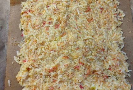 Фото шага рецепта Рулет с творожнояблочной начинкой 175090 шаг 13  