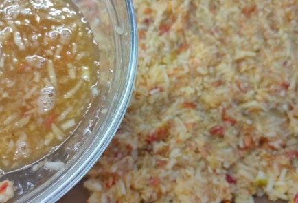 Фото шага рецепта Рулет с творожнояблочной начинкой 175090 шаг 14  