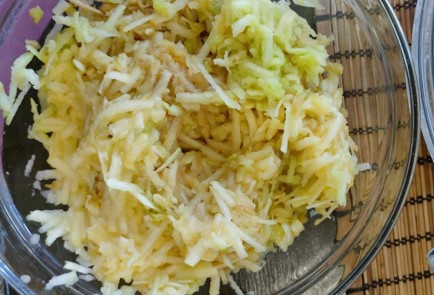 Фото шага рецепта Рулет с творожнояблочной начинкой 175090 шаг 2  