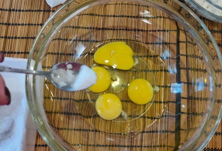 Фото шага рецепта Рулет с творожнояблочной начинкой 175090 шаг 4  