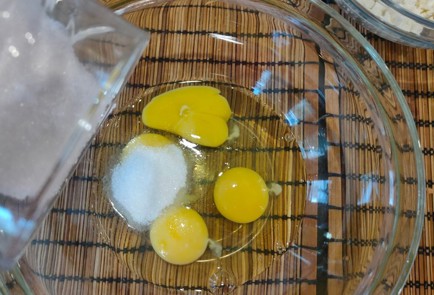 Фото шага рецепта Рулет с творожнояблочной начинкой 175090 шаг 5  