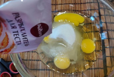 Фото шага рецепта Рулет с творожнояблочной начинкой 175090 шаг 7  