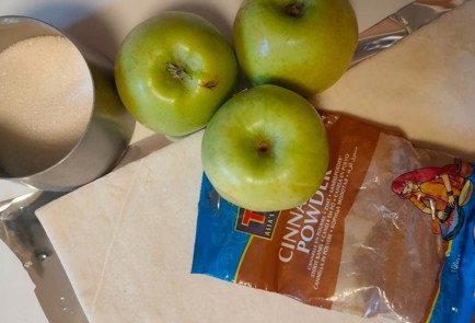 Фото шага рецепта Рулет с яблоком и корицей 188809 шаг 1  