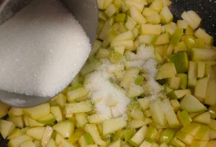 Фото шага рецепта Рулет с яблоком и корицей 188809 шаг 5  