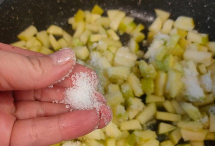 Фото шага рецепта Рулет с яблоком и корицей 188809 шаг 6  