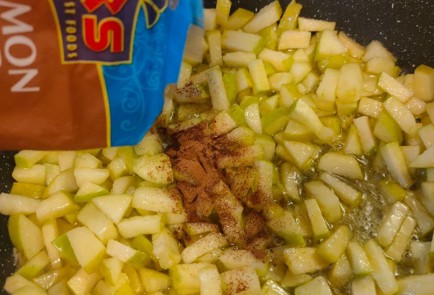 Фото шага рецепта Рулет с яблоком и корицей 188809 шаг 7  