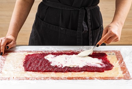 Фото шага рецепта Рулет Селедка под шубой 187798 шаг 10  