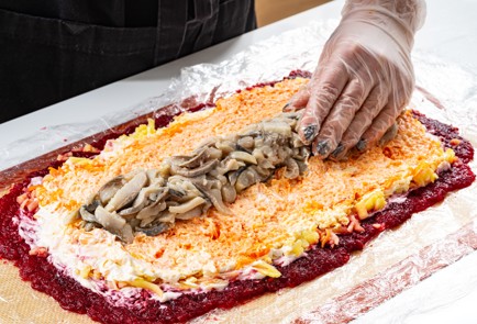 Фото шага рецепта Рулет Селедка под шубой 187798 шаг 11  