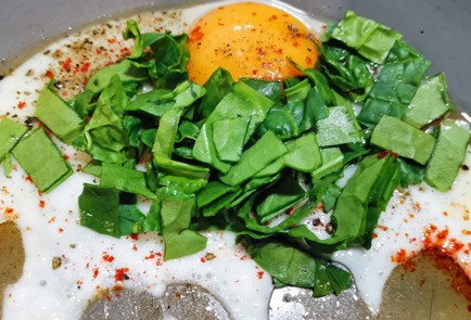 Фото шага рецепта Рулетик из ветчины с яйцом 173712 шаг 4  