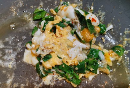 Фото шага рецепта Рулетик из ветчины с яйцом 173712 шаг 5  