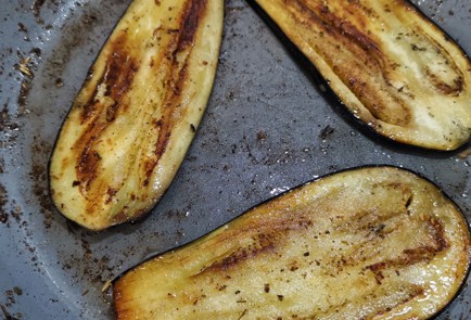 Фото шага рецепта Рулетики из баклажана с сыром качотта 152332 шаг 4  