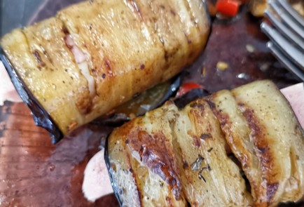 Фото шага рецепта Рулетики из баклажана с сыром качотта 152332 шаг 6  