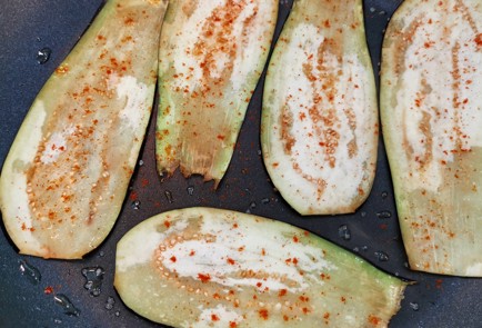 Фото шага рецепта Рулетики из баклажанов со сливочносырной начинкой 152638 шаг 2  