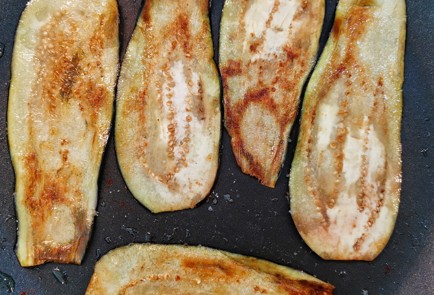 Фото шага рецепта Рулетики из баклажанов со сливочносырной начинкой 152638 шаг 3  