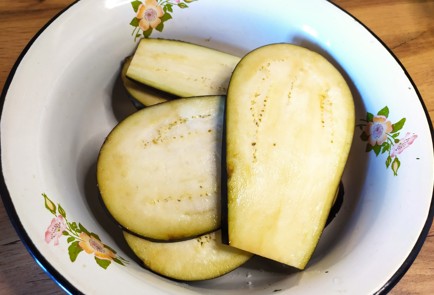 Фото шага рецепта Рулетики из баклажанов с помидорами 189177 шаг 2  