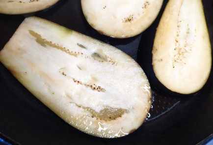 Фото шага рецепта Рулетики из баклажанов с помидорами 189177 шаг 3  