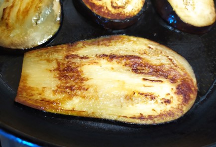 Фото шага рецепта Рулетики из баклажанов с помидорами 189177 шаг 4  