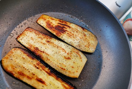 Фото шага рецепта Рулетики из баклажанов 190243 шаг 4  