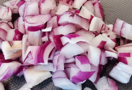 Фото шага рецепта Рулетики из жареного бекона с грибной начинкой 152857 шаг 2