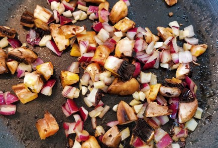 Фото шага рецепта Рулетики из жареного бекона с грибной начинкой 152857 шаг 4