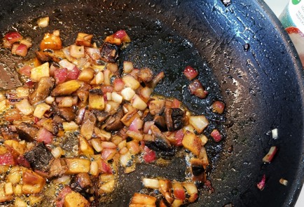 Фото шага рецепта Рулетики из жареного бекона с грибной начинкой 152857 шаг 5