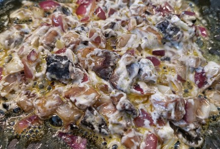 Фото шага рецепта Рулетики из жареного бекона с грибной начинкой 152857 шаг 6