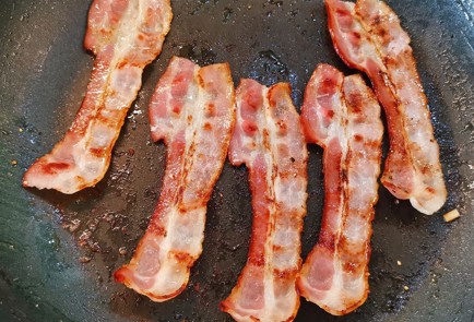 Фото шага рецепта Рулетики из жареного бекона с грибной начинкой 152857 шаг 8