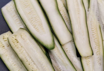 Фото шага рецепта Рулетики из кабачка с нежной чесночносырной начинкой 151562 шаг 1  