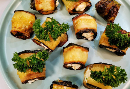 Фото шага рецепта Рулетики из кабачка с нежной чесночносырной начинкой 151562 шаг 18  