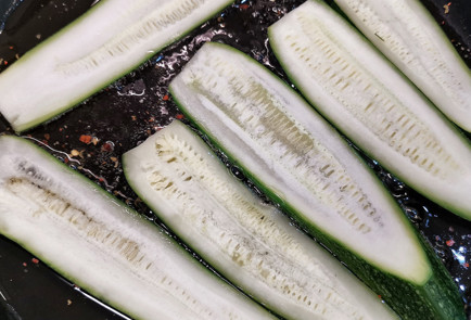 Фото шага рецепта Рулетики из кабачка с нежной чесночносырной начинкой 151562 шаг 3  