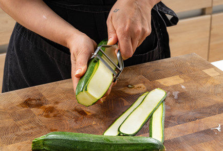 Фото шага рецепта Рулетики из кабачков с фетой 189520 шаг 6  