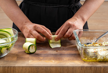 Фото шага рецепта Рулетики из кабачков с фетой 189520 шаг 7  