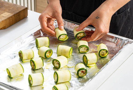 Фото шага рецепта Рулетики из кабачков с фетой 189520 шаг 8  