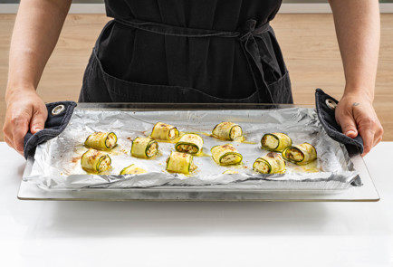 Фото шага рецепта Рулетики из кабачков с фетой 189520 шаг 9  