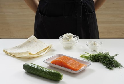 Фото шага рецепта Рулетики из лаваша с красной рыбой 152949 шаг 1  