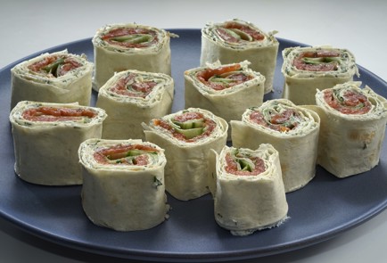 Фото шага рецепта Рулетики из лаваша с красной рыбой 152949 шаг 10  