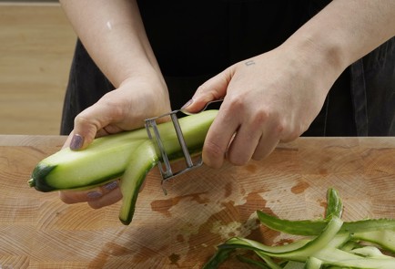 Фото шага рецепта Рулетики из лаваша с красной рыбой 152949 шаг 3  