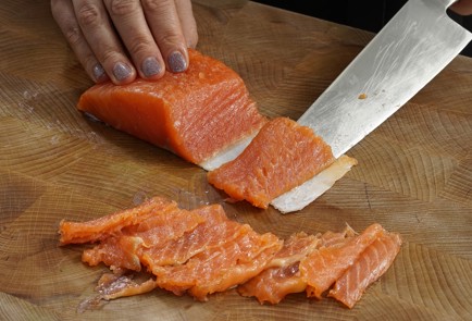 Фото шага рецепта Рулетики из лаваша с красной рыбой 152949 шаг 4  