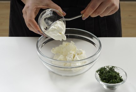 Фото шага рецепта Рулетики из лаваша с красной рыбой 152949 шаг 5  