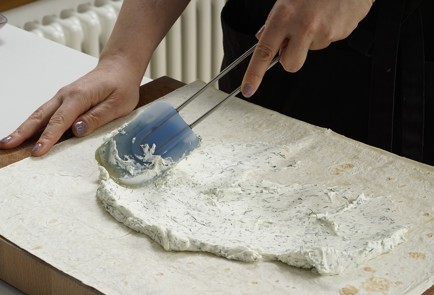 Фото шага рецепта Рулетики из лаваша с красной рыбой 152949 шаг 6  