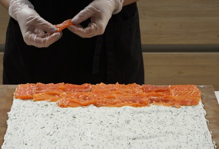 Фото шага рецепта Рулетики из лаваша с красной рыбой 152949 шаг 7  