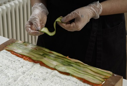 Фото шага рецепта Рулетики из лаваша с красной рыбой 152949 шаг 8  