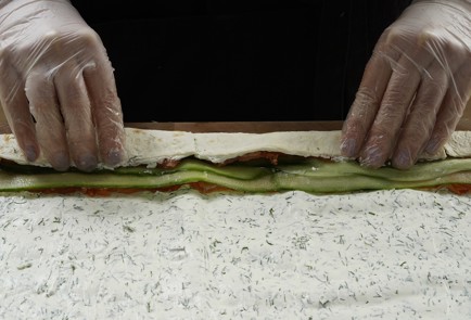 Фото шага рецепта Рулетики из лаваша с красной рыбой 152949 шаг 9  