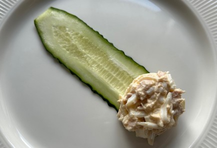 Фото шага рецепта Рулетики из огурца с тунцом 174271 шаг 10  