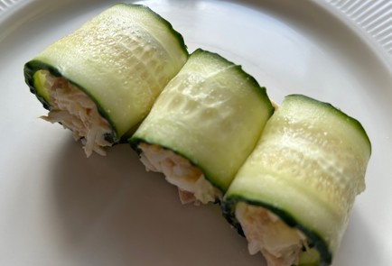 Фото шага рецепта Рулетики из огурца с тунцом 174271 шаг 11  