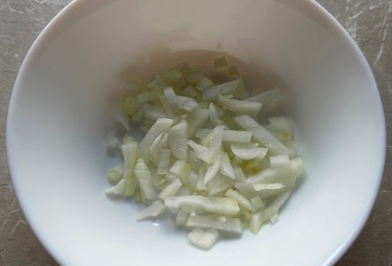 Фото шага рецепта Рулетики из огурца с тунцом 174271 шаг 3  