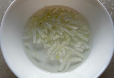 Фото шага рецепта Рулетики из огурца с тунцом 174271 шаг 4  