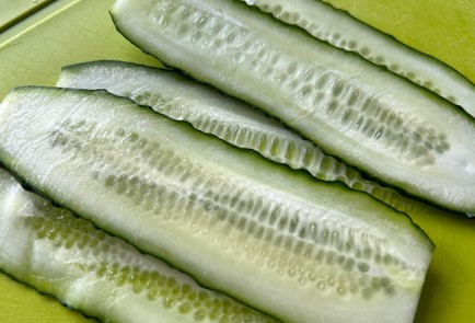 Фото шага рецепта Рулетики из огурца с тунцом 174271 шаг 5  