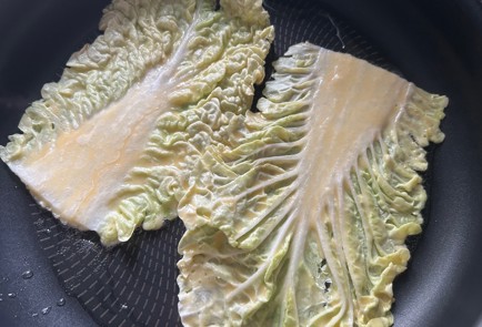 Фото шага рецепта Рулетики из пекинской капусты 174264 шаг 9  