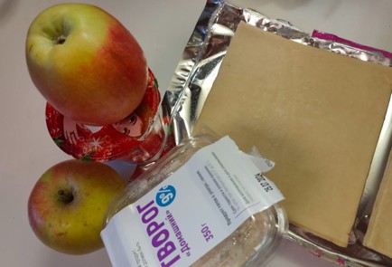 Фото шага рецепта Рулетики с яблоком и творогом 186913 шаг 1